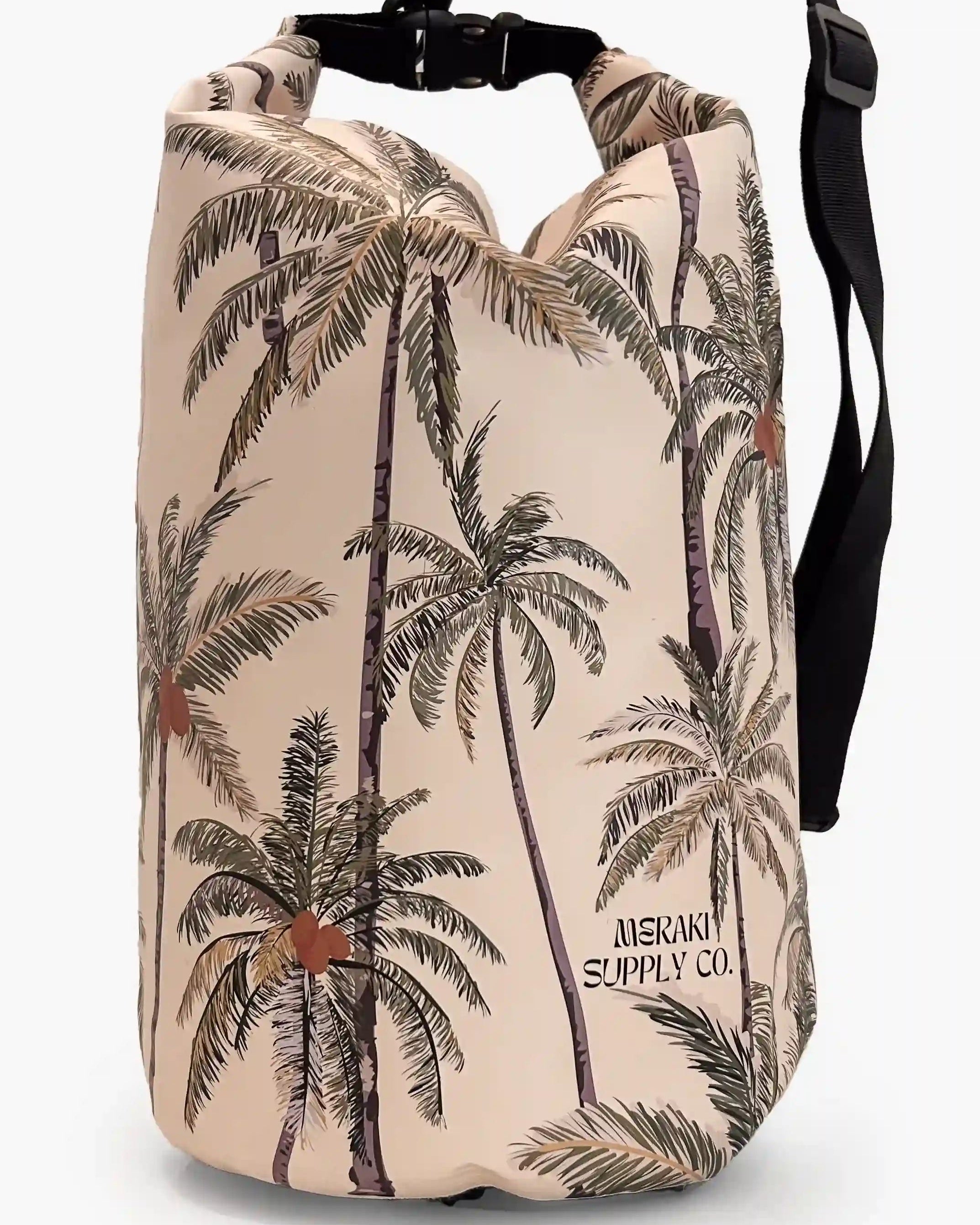 Die Dry Bag von Meraki Supply Co. by Main Design in Beige mit tropischem Palmen-Print und dem „MERAKI SUPPLY CO.“-Logo ist perfekt zum Transportieren Ihrer Reiseutensilien. Die Tasche verfügt über einen verstellbaren schwarzen Schultergurt und einen Rollverschluss für zusätzliche Sicherheit.