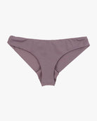 Ein Paar lila Bikinihosen wird vor einem schlichten weißen Hintergrund präsentiert. Der Stoff wirkt glatt, mit einem einfachen und nahtlosen Design, hergestellt aus recycelten Materialien für einen umweltfreundlichen Touch. Die Dusk Bikinihose von Main Design vereint mühelos Stil und Nachhaltigkeit.
