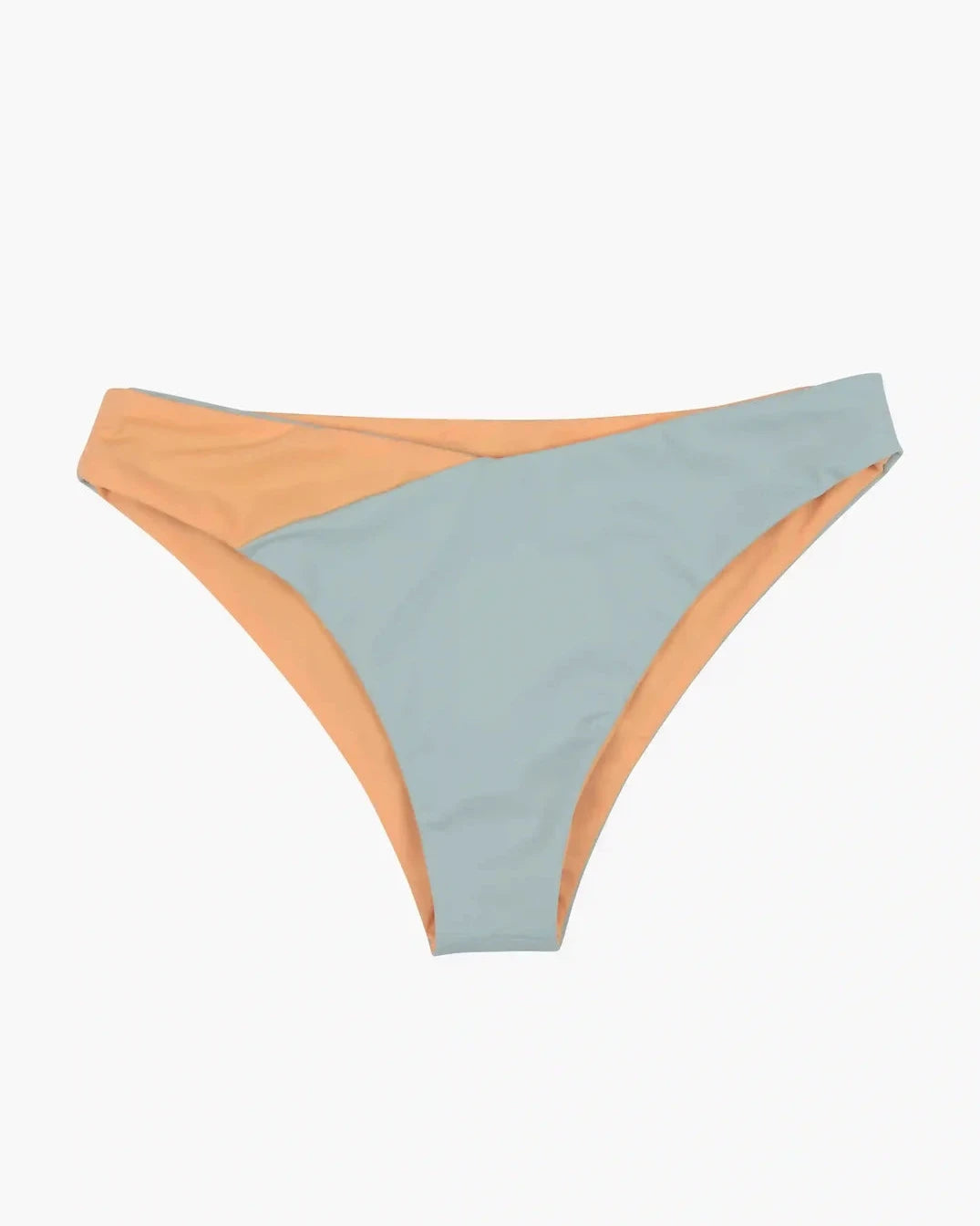 Die Flair-Bikinihose ist Teil der Cali Coast-Kollektion von Main Design und zeichnet sich durch einen schicken Colorblock-Stil mit hellblauer Vorderseite, pfirsichfarbenen Seiten und einem strahlend weißen Hintergrund aus.