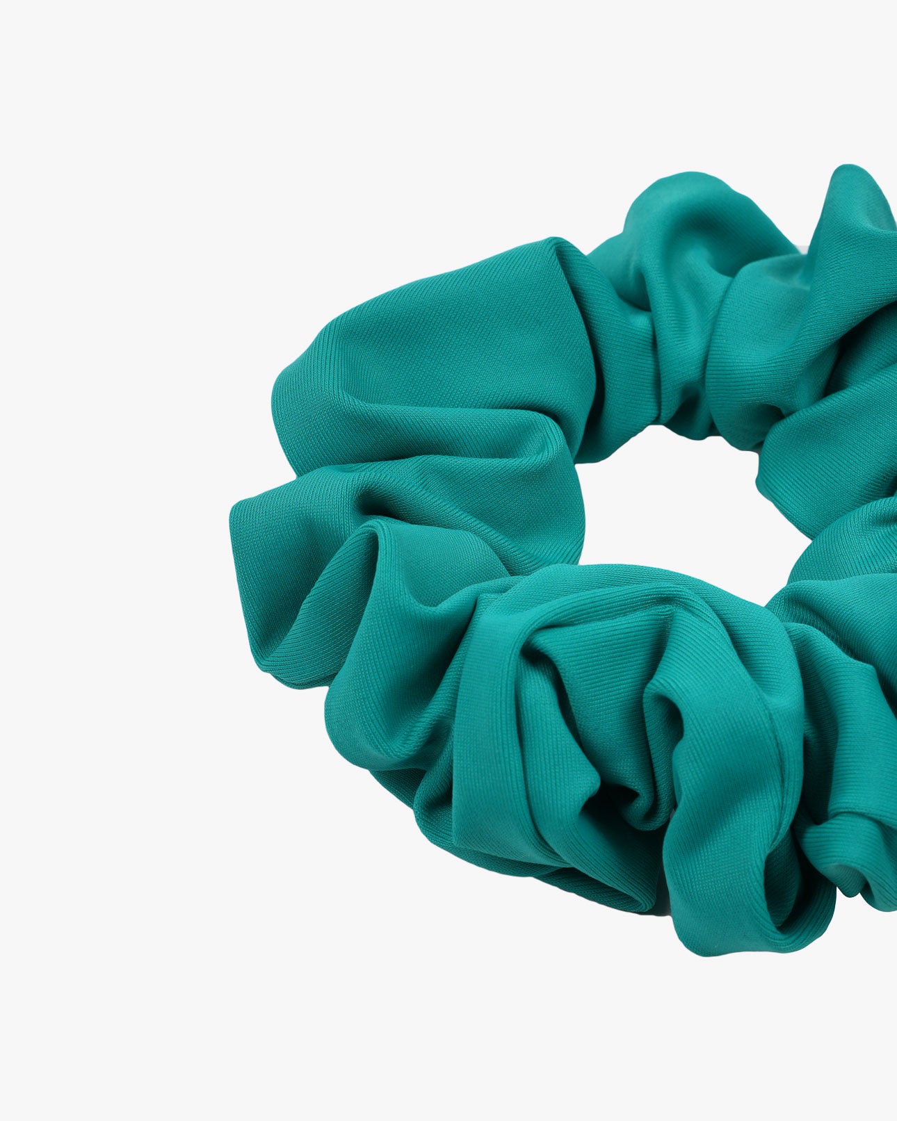Das einfarbige Haargummi von Main Design ist ein blaugrünes Stoff-Scrunchie aus Stoffresten, dargestellt auf einem schlichten weißen Hintergrund mit gerafftem, gekräuseltem Material für ein stylisches und nachhaltiges Haar-Accessoire.