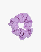Auf schlichtem, weißem Untergrund ist ein lavendelfarbenes Haargummi einfarbig von Main Design abgebildet, nachhaltig gefertigt aus Stoffresten.