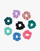 Acht mit Haargummi gemusterte Scrunchies von Main Design, hergestellt aus Stoffresten für einen nachhaltigen Touch. Das Set zeigt Streifenmuster in Lavendel, Blaugrün, Minze, Blau, Rosa, Grün, Schwarz und Orange in kreisförmiger Anordnung auf Weiß.