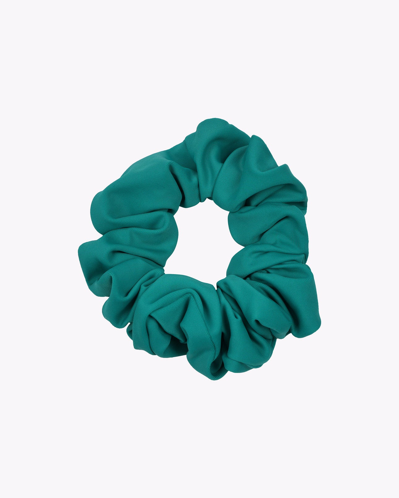 Ein blaugrünes Main Design Haargummi einfarbig aus Stoffresten mit geraffter Optik, präsentiert auf weißem Hintergrund – ein nachhaltiges Accessoire für umweltbewusste Style-Fans.