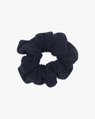 Ein Haargummi mini von Main Design aus recyceltem Stoff ist vor einem schlichten weißen Hintergrund abgebildet. Das Haargummi mini hat ein gerafftes Aussehen und ist so konzipiert, dass es das Haar an Ort und Stelle hält und gleichzeitig umweltfreundlich ist.