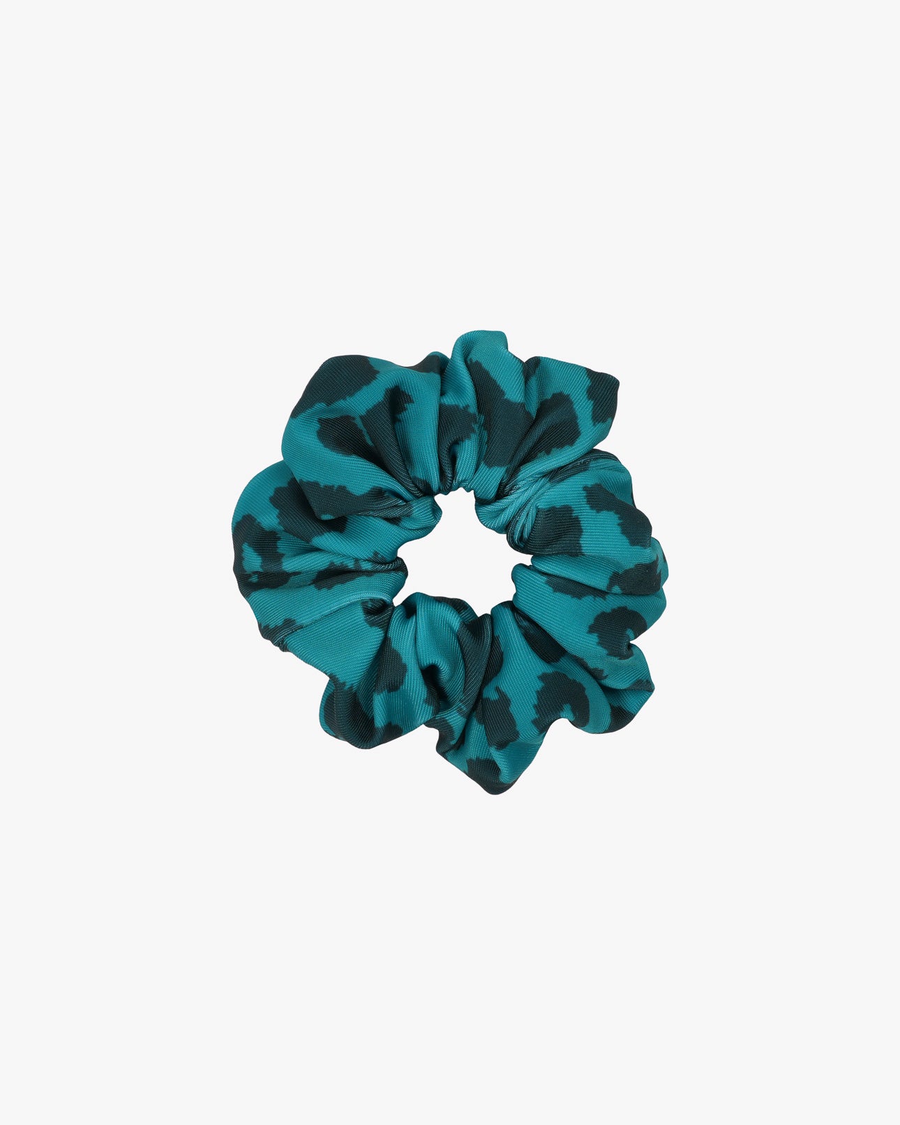 Das Haargummi Mini von Main Design ist ein blaugrünes Scrunchie mit einem schwarzen abstrakten Muster, hergestellt aus recyceltem Stoff für eine umweltfreundliche Note und auf einem schlichten hellen Hintergrund abgebildet.