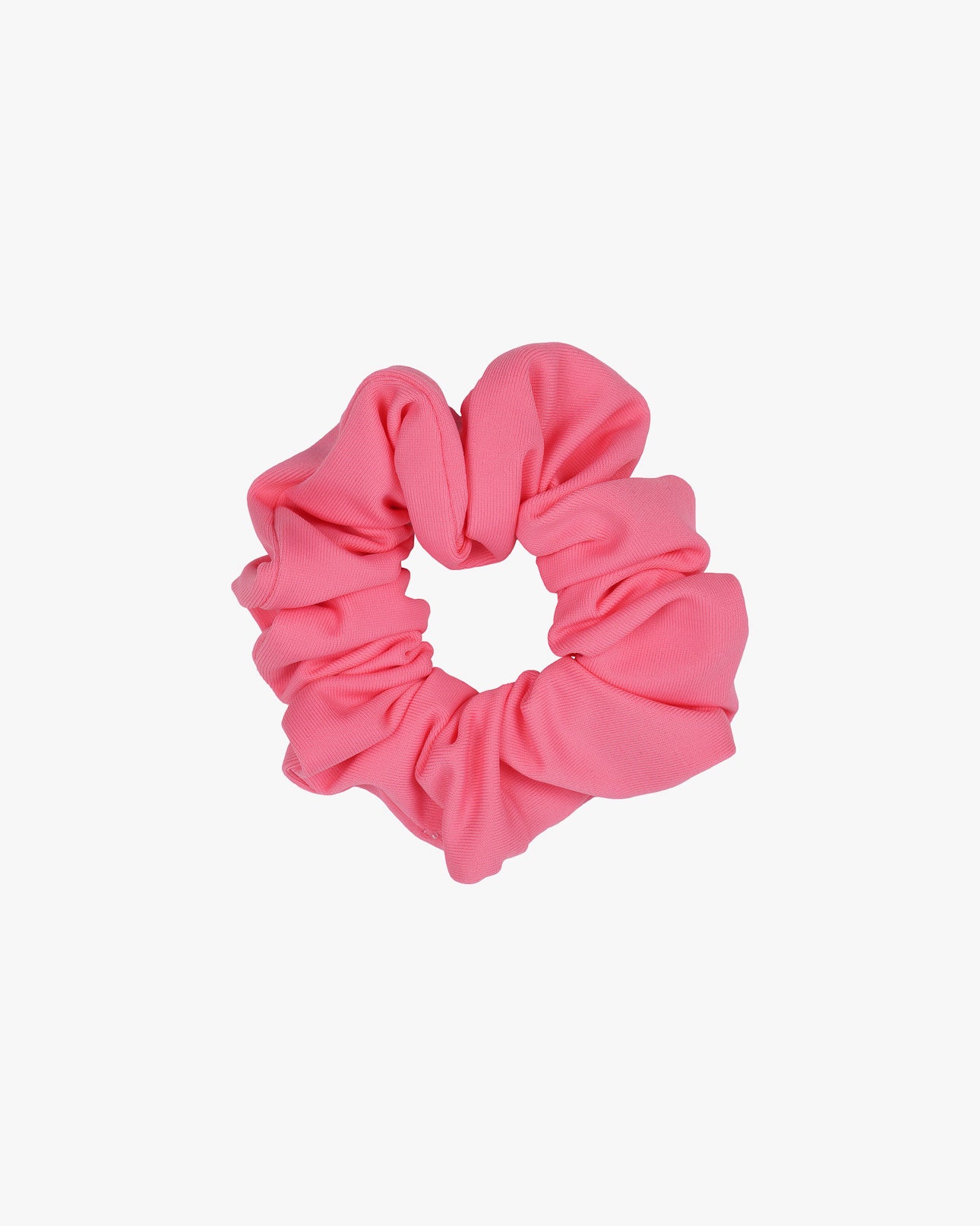 Das Haargummi Mini von Main Design ist ein leuchtend rosa Stoff-Haargummi aus recyceltem Material mit geraffter, gekräuselter Optik und schlichtem weißen Hintergrund.