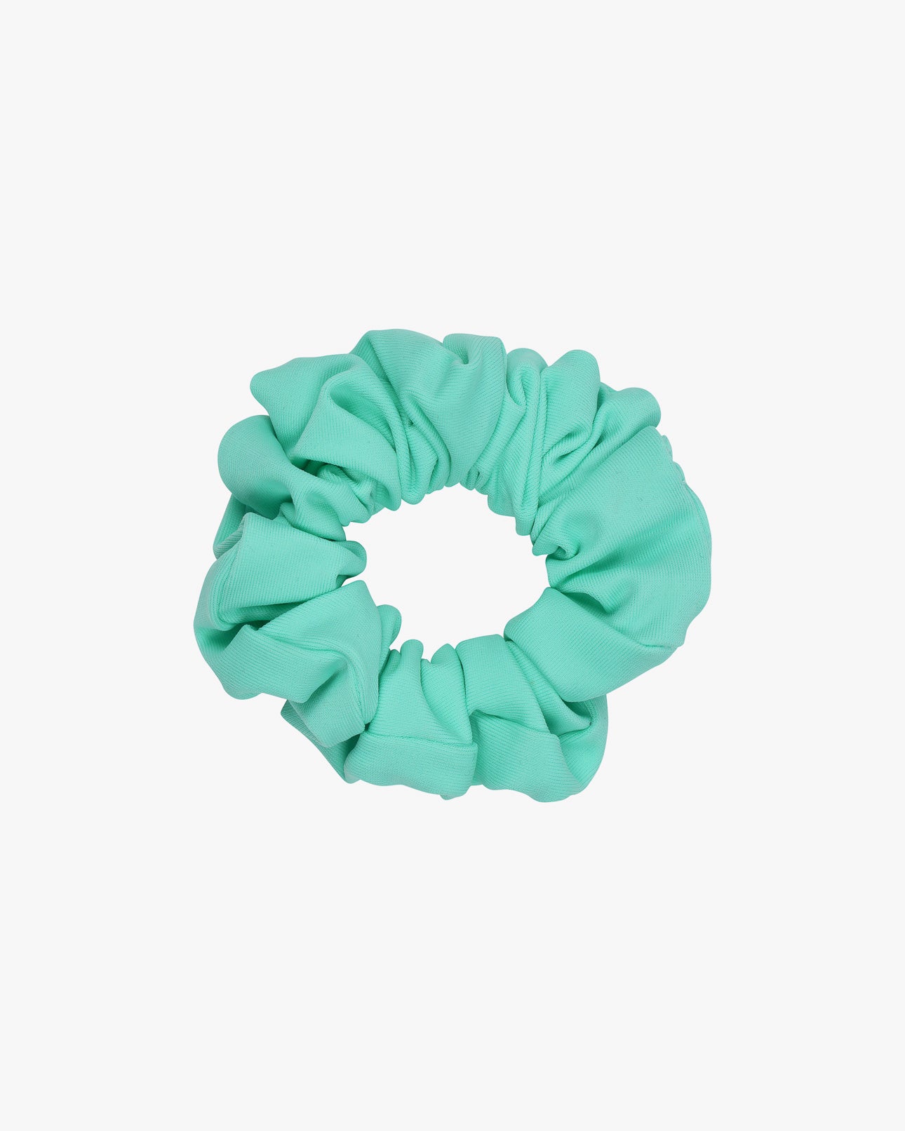 Das Haargummi mini von Main Design ist ein mintgrünes Scrunchie aus recyceltem Stoff mit gerafftem Rüschendesign. Umweltfreundlich und stylisch, perfekt für den Alltag und auf schlichtem weißem Hintergrund.