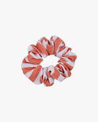 Das Main Design Haargummi Mini ist ein Stoff-Haargummi mit breiten korallenrosa und weißen Streifen aus recyceltem Material, das in einer gerafften kreisförmigen Form auf einem schlichten weißen Hintergrund dargestellt ist.
