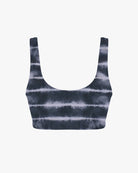 Das Hale Bikini Oberteil von Main Design ist ein wendbares, ärmelloses Crop-Top mit Rundhalsausschnitt und dunkelblauer und weißer horizontaler Färbung auf weißem Hintergrund.