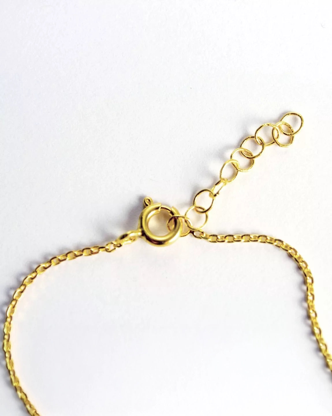 Eine Nahaufnahme der Halskette von Adorabili by Adorabili, eine 24K vergoldete Goldkette mit verstellbarer Verlängerung und rundem Federverschluss auf weißem Grund - ideal als Geschenk für Kinder oder zum Lieblingsschmuck.