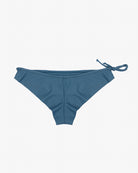 Ein Paar blaue Keira Surf Bikinihosen von Main Design ist vor einem weißen Hintergrund abgebildet. Die Hose hat ein einfaches, nahtloses Design mit verstellbaren Bändern auf der rechten Seite für eine individuelle Passform.