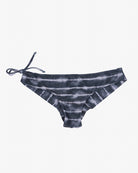 Ein Paar Bikinihöschen für Damen mit einem Batikmuster in Grau- und Schwarztönen. Die **Keira Surf Bikini Hose** von **Main Design**, inspiriert von einer Surf-Bikinihose, verfügt über eine seitliche Schleife auf der linken Seite für eine verstellbare Passform. Der Hintergrund ist schlicht weiß.