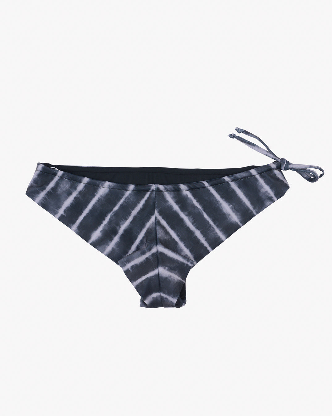Ein Paar schwarz-weiße Batik-Bikinihosen mit verstellbaren Schnüren an den Seiten, auf weißem Hintergrund, perfekt für Surfbegeisterte, die eine Keira Surf-Bikinihose von Main Design suchen.