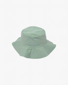 Ein hellgrüner Main Design Kinder-Sonnenhut mit breiter, nach unten geneigter Krempe. Der Hut aus umweltfreundlichem Stoff weist mehrere Nähte auf der Krempe als zusätzliches Detail auf und bietet LSF 50+-Schutz. Er ist auf einem schlichten, weißen Hintergrund angebracht.