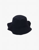 Ein schwarzer Kinder-Sonnenhut mit breiter Krempe und einfachem, schmucklosem Design steht zentriert vor einem schlichten weißen Hintergrund, ist aus umweltfreundlichem Stoff gefertigt und bietet Sonnenschutz UPF 50+.