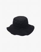 Ein schwarzer Kinder-Sonnenhut von Main Design ist vor einem schlichten weißen Hintergrund zu sehen. Der Hut hat eine breite, nach unten geneigte Krempe und eine flache Oberseite. Das Material aus umweltfreundlichem Stoff sieht aus wie Stoff und weist dezente Nähte um die Krempe und die Krone auf.