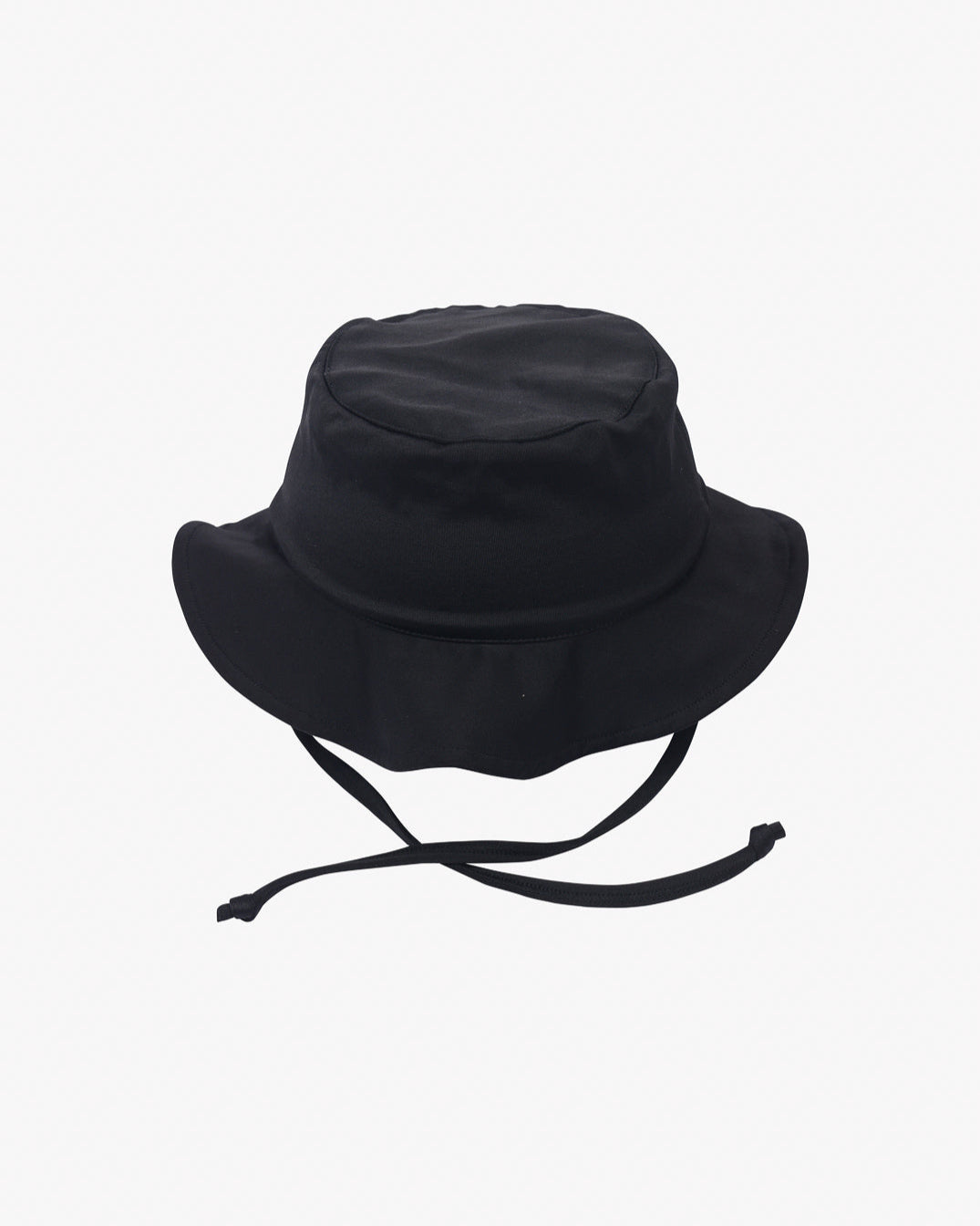 Auf weißem Hintergrund ist ein schwarzer Main Design Kinder Sonnenhut abgebildet. Der aus umweltfreundlichem Stoff gefertigte Hut verfügt über eine breite Krempe und an beiden Seiten herabhängende Kinnriemen für zusätzlichen Sonnenschutz (LSF 50+).