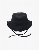 Auf weißem Hintergrund ist ein schwarzer Main Design Kinder Sonnenhut abgebildet. Der aus umweltfreundlichem Stoff gefertigte Hut verfügt über eine breite Krempe und an beiden Seiten herabhängende Kinnriemen für zusätzlichen Sonnenschutz (LSF 50+).