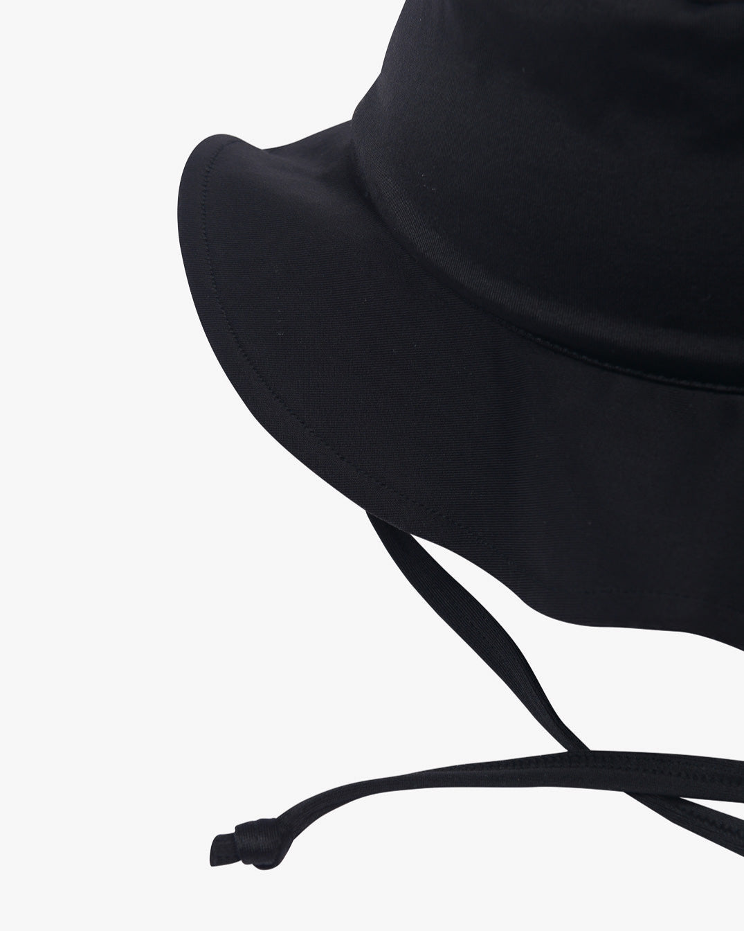 Eine Nahaufnahme eines schwarzen Kinder-Sonnenhuts von Main Design mit breiter Krempe und verstellbarem schwarzen Kinnriemen. Der Hut aus umweltfreundlichem Stoff ruht auf einem schlichten weißen Hintergrund und unterstreicht sein einfaches und funktionales Design mit zusätzlichem Sonnenschutz UPF 50+.