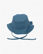 Ein blauer Main Design Kinder-Sonnenhut ist auf einem schlichten weißen Hintergrund abgebildet. Der Hut aus umweltfreundlichem Stoff hat eine nach unten geneigte Krempe und einen verstellbaren Kinnriemen für mehr Sicherheit. Außerdem bietet er Sonnenschutz UPF 50+ für optimalen Sonnenschutz.