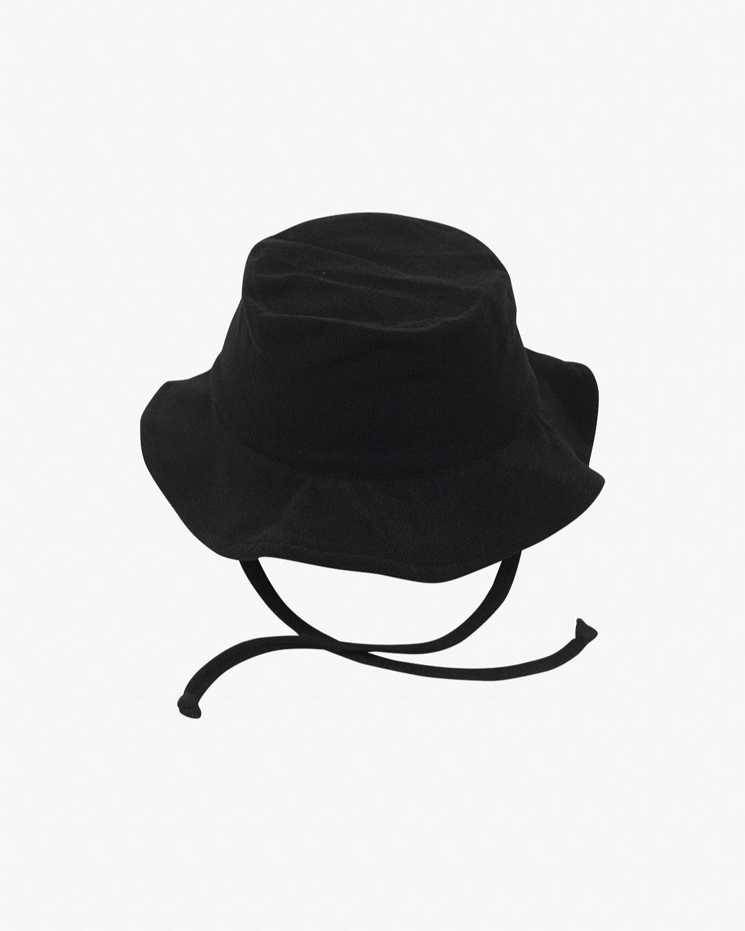 Ein schwarzer Kinder-Sonnenhut aus umweltfreundlichem Stoff mit breiter Krempe und Kinnriemen wird von Main Design auf einem schlichten weißen Hintergrund präsentiert.