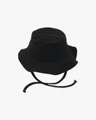 Ein schwarzer Kinder-Sonnenhut aus umweltfreundlichem Stoff mit breiter Krempe und Kinnriemen wird von Main Design auf einem schlichten weißen Hintergrund präsentiert.