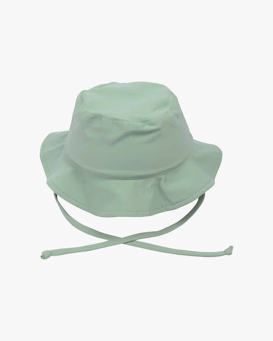 Ein hellgrüner Kinder-Sonnenhut von Main Design ist auf einem schlichten weißen Hintergrund abgebildet. Der Hut hat eine breite Krempe und Kinnriemen, die an den Enden gebunden werden und beim Tragen für zusätzliche Sicherheit sorgen. Er ist aus umweltfreundlichem Stoff mit LSF 50+ gefertigt und sorgt dafür, dass Ihr Kind in der Sonne sicher ist.