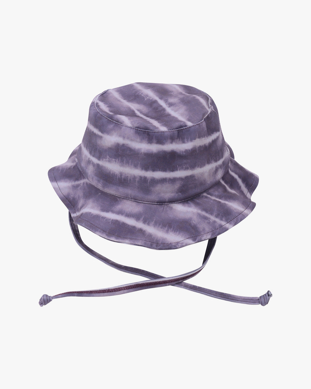 Ein lilafarbener **Kinder-Sonnenhut** mit Batikmuster, breiter Krempe und verstellbaren Kinnriemen, hergestellt aus umweltfreundlichem Stoff. Der Hut weist ein Muster aus horizontalen Streifen in verschiedenen Lila- und Weißtönen auf und bietet hervorragenden Sonnenschutz (LSF 50+). Er ist von **Main Design**.