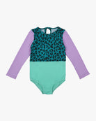 Der Laila Mädchen Badeanzug von Main Design ist ein langärmliger Kinderbadeanzug mit LSF 50+, mit lavendelfarbenen Ärmeln, einem Oberteil mit dunkelblaugrünem und schwarzem Leopardenmuster und einem Unterteil in Mintgrün auf einem schlichten weißen Hintergrund.