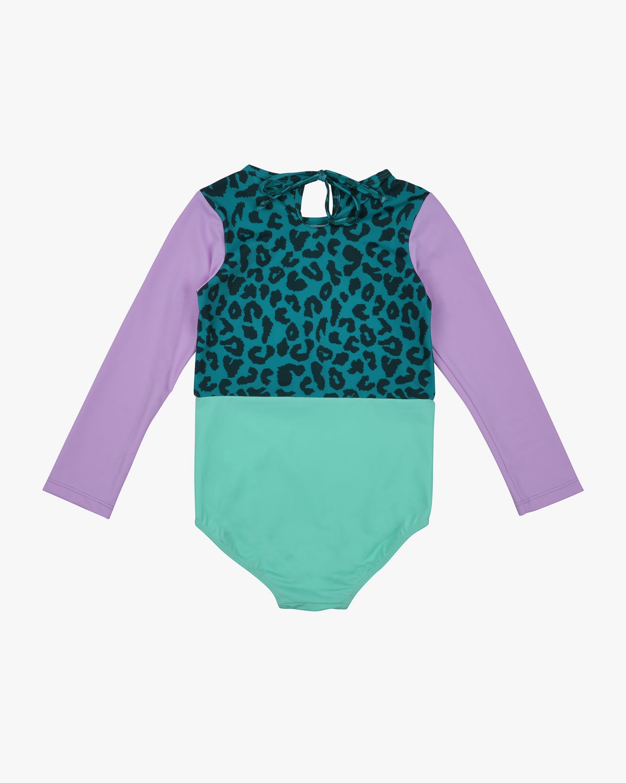 Der Laila Mädchen Badeanzug von Main Design ist ein langärmliger Badeanzug für Kinder mit lavendelfarbenen Ärmeln, blaugrünem und schwarzem Leopardenmuster oben, mintgrünem unteren Teil, LSF 50+ Sonnenschutz und einem Schlüssellochausschnitt mit Schleife hinten.