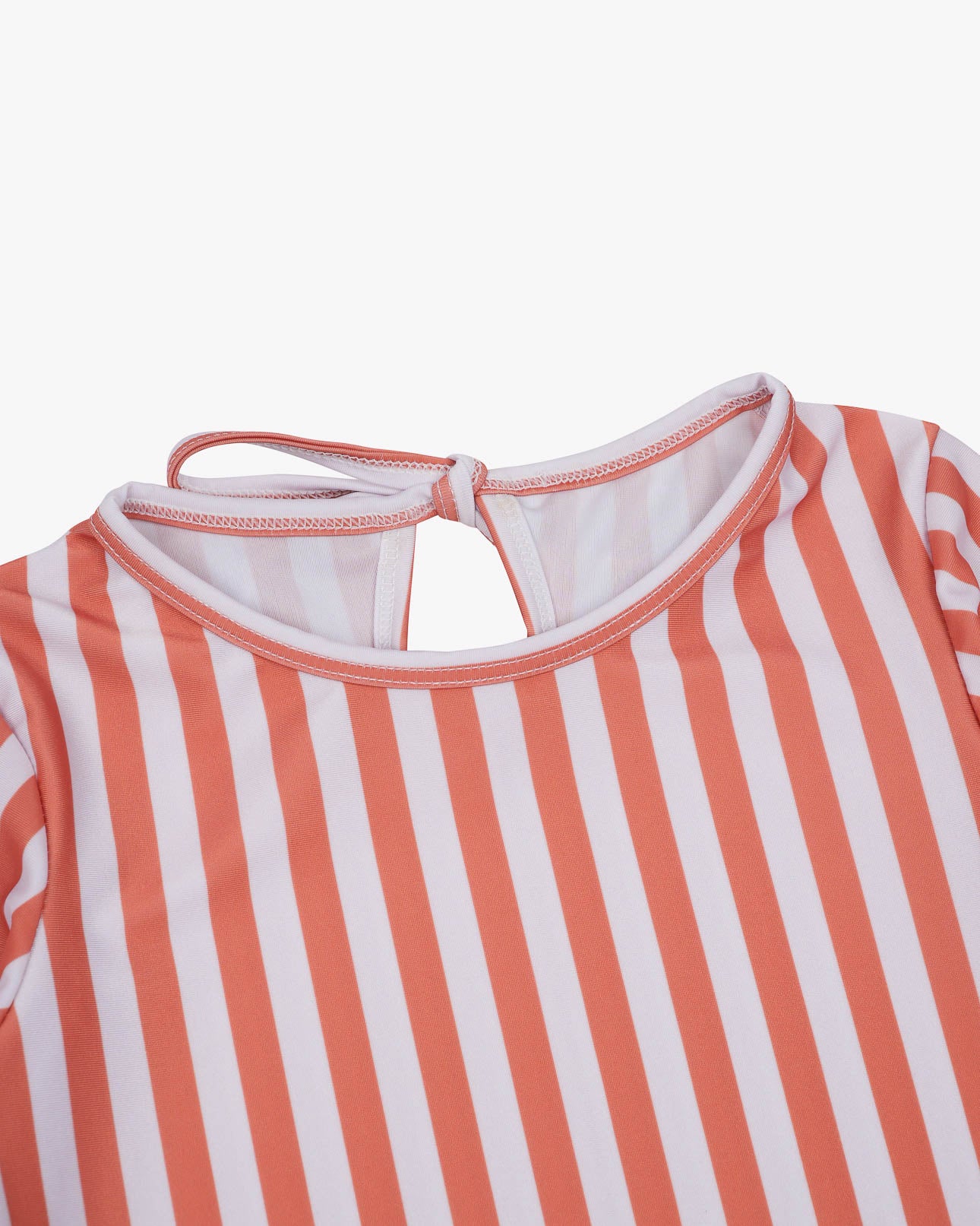 Nahaufnahme des Laila Mädchen Badeanzugs von Main Design mit vertikalen orange-weißen Streifen, rundem Ausschnitt und schlüssellochförmigem Rückenausschnitt mit schmaler Schleife. Der glatte, leicht dehnbare Stoff ist nachhaltig und bietet Sonnenschutzfaktor 50+.