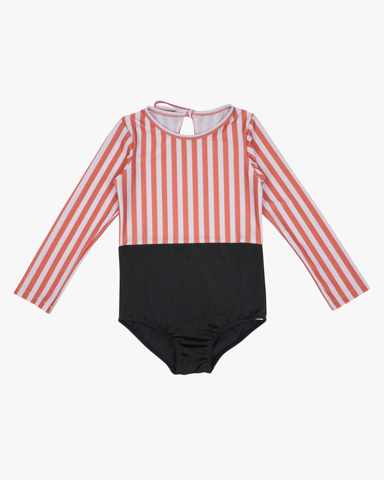 Der Laila Mädchen Badeanzug von Main Design ist ein langärmliger Badeanzug aus recycelten Materialien mit rot-weißen Streifen oben, schwarzen Streifen unten, rundem Ausschnitt, Schlüsselloch zum Binden hinten und UPF 50+ Sonnenschutz für Kinder.