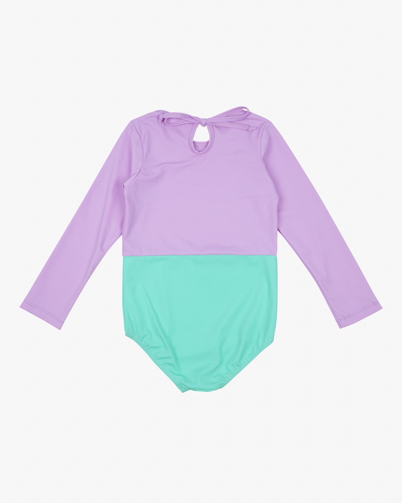 Der Laila Mädchen Badeanzug von Main Design ist ein nachhaltiger Langarm-Einteiler für Kinder mit lavendelfarbenem Oberteil, mintgrünem Unterteil, Schlüssellochausschnitt, Schleifendetail auf der Rückseite und Sonnenschutzfaktor 50+.