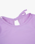 Nahaufnahme des Laila Mädchen Badeanzugs von Main Design in Lavendel, mit rundem Ausschnitt, Schlüsselloch-Rücken mit zwei gebundenen Trägern, nachhaltigen Materialien und UPF 50+ Sonnenschutz.