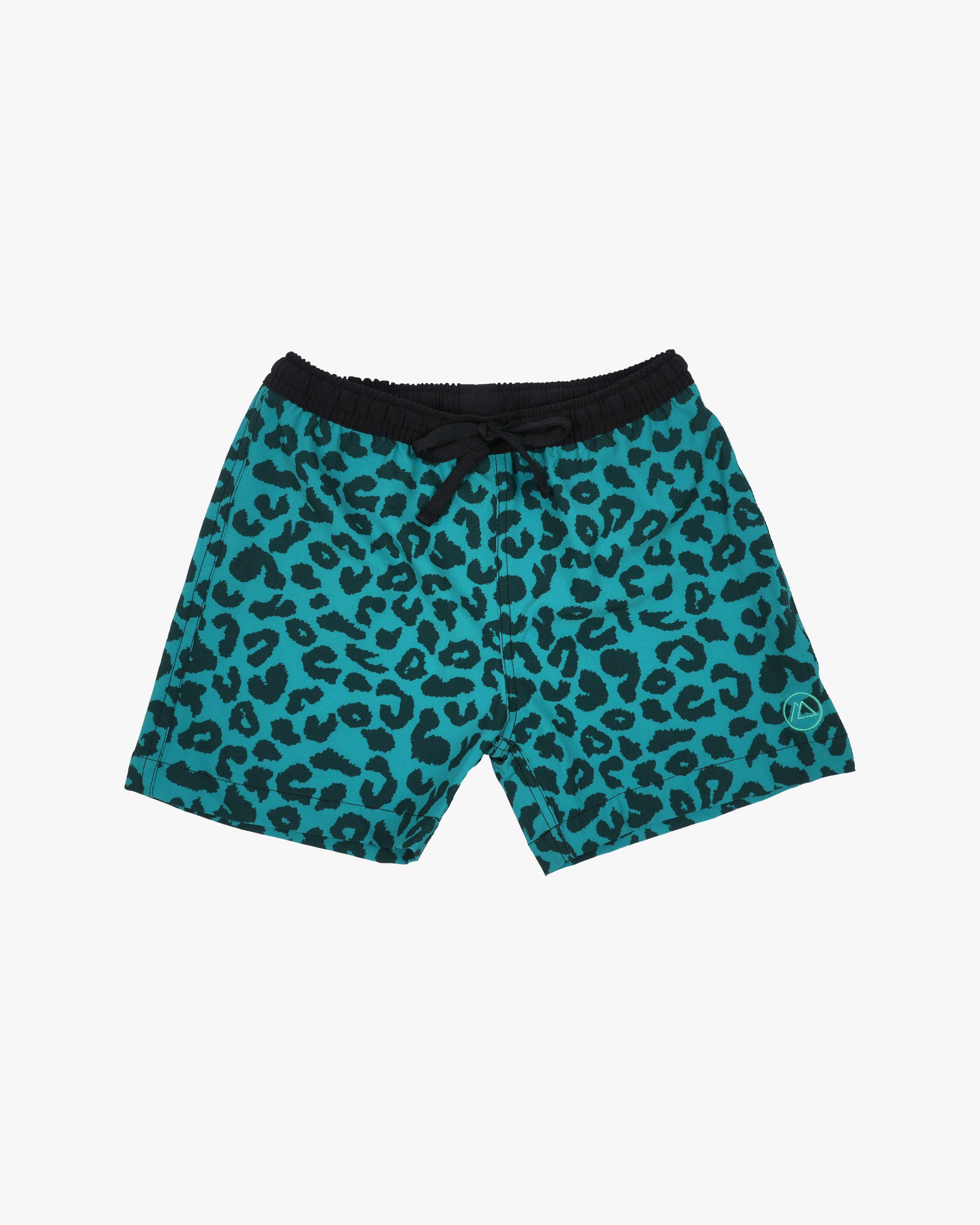Entdecken Sie die Lean Boardshorts für Jungen von Main Design in Blaugrün mit schwarzem Leopardenmuster. Diese Shorts mit 4-Wege-Stretch haben einen schwarzen Bund, LSF 50+ Schutz und ein kleines Logo vorne links am Bein – perfekt für aktive Abenteuer.