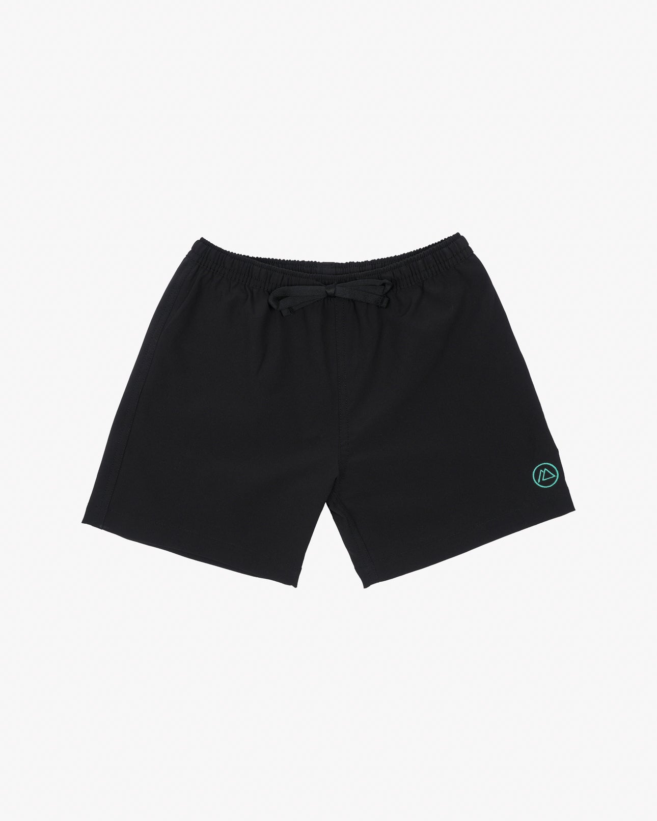 Die Lean Boardshorts für Jungen von Main Design verfügen über einen elastischen Bund mit Kordelzug und 4-Wege-Stretchmaterial für optimale Bewegungsfreiheit. Ein türkisfarbenes Logo auf dem linken Bein sorgt für einen besonderen Look, während der Sonnenschutz mit LSF 50+ vor der Sonne schützt – all das auf schlichtem weißem Hintergrund.
