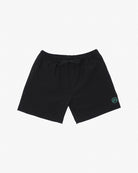 Die Lean Boardshorts für Jungen von Main Design verfügen über einen elastischen Bund mit Kordelzug und 4-Wege-Stretchmaterial für optimale Bewegungsfreiheit. Ein türkisfarbenes Logo auf dem linken Bein sorgt für einen besonderen Look, während der Sonnenschutz mit LSF 50+ vor der Sonne schützt – all das auf schlichtem weißem Hintergrund.