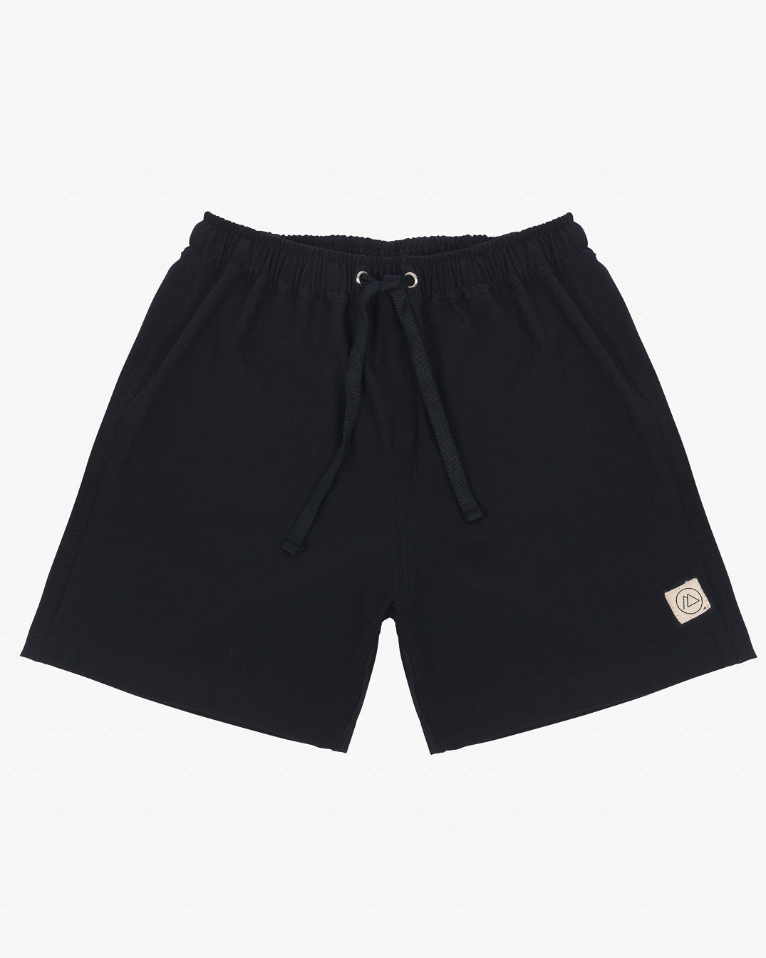 Ein Paar schwarze Main Design Lean Boardshorts für Jungen mit elastischem Bund und schwarzem Kordelzug. Die Shorts haben zwei Seitentaschen, 4-Wege-Stretch-Material, Sonnenschutzfaktor 50+ und einen kleinen rechteckigen beigen Patch mit einem Logo auf der unteren linken Seite.
