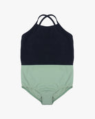 Ein Lena Mädchen-Badeanzug von Main Design, schnell trocknend und nachhaltig, mit einem hohen Ausschnitt und überkreuzten Rückenträgern. Die obere Hälfte ist schwarz, während die untere in hellgrün erstrahlt. Der Badeanzug liegt flach auf einem weißen Hintergrund.