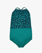 Der Lena Mädchen Badeanzug von Main Design ist ein türkisfarbener Badeanzug mit schickem Cross-Back. Er verfügt über ein dunkles Oberteil mit Leopardenmuster und ein einfarbiges Unterteil in Türkis. Er ist aus recycelten Materialien gefertigt und bietet LSF 50+ Schutz für sonnige Tage am Wasser.