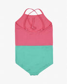 Der Lena Mädchen Badeanzug von Main Design ist aus recycelten Materialien hergestellt und präsentiert ein stylisches rosa Neckholder-Oberteil mit gekreuzten Trägern und ein hellgrünes Unterteil, wunderschön auf weißem Hintergrund dargestellt.