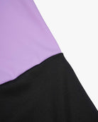 Nahaufnahme der Stoffe: glattes Lavendel aus recycelten Materialien auf der Oberseite und strukturiertes Schwarz auf der Unterseite, perfekt für die Herstellung des Lena Mädchen-Badeanzugs von Main Design mit LSF 50+-Schutz, vor einem schlichten weißen Hintergrund.