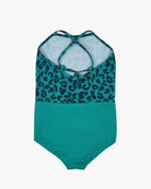 Der Main Design Lena Mädchen Badeanzug besticht durch ein blaugrün-schwarzes Leopardenmuster mit überkreuzten Trägern und einem einfarbig blaugrünen Unterteil aus recycelten Materialien. Auf weißem Hintergrund bietet er LSF 50+ für sicheren Sonnenspaß.