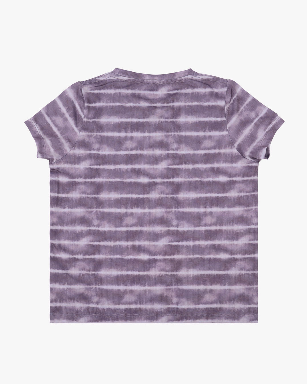 Ein Lush UV-Surfshirt mit horizontalen Streifen auf weißem Hintergrund. Das Shirt, Teil unserer Main Design Artist Collection, hat kurze Ärmel und einen runden Ausschnitt. Das Batikmuster erzeugt einen abwechselnden Hell-Dunkel-Effekt über die Streifen hinweg und bietet sowohl Stil als auch UV-Schutz.