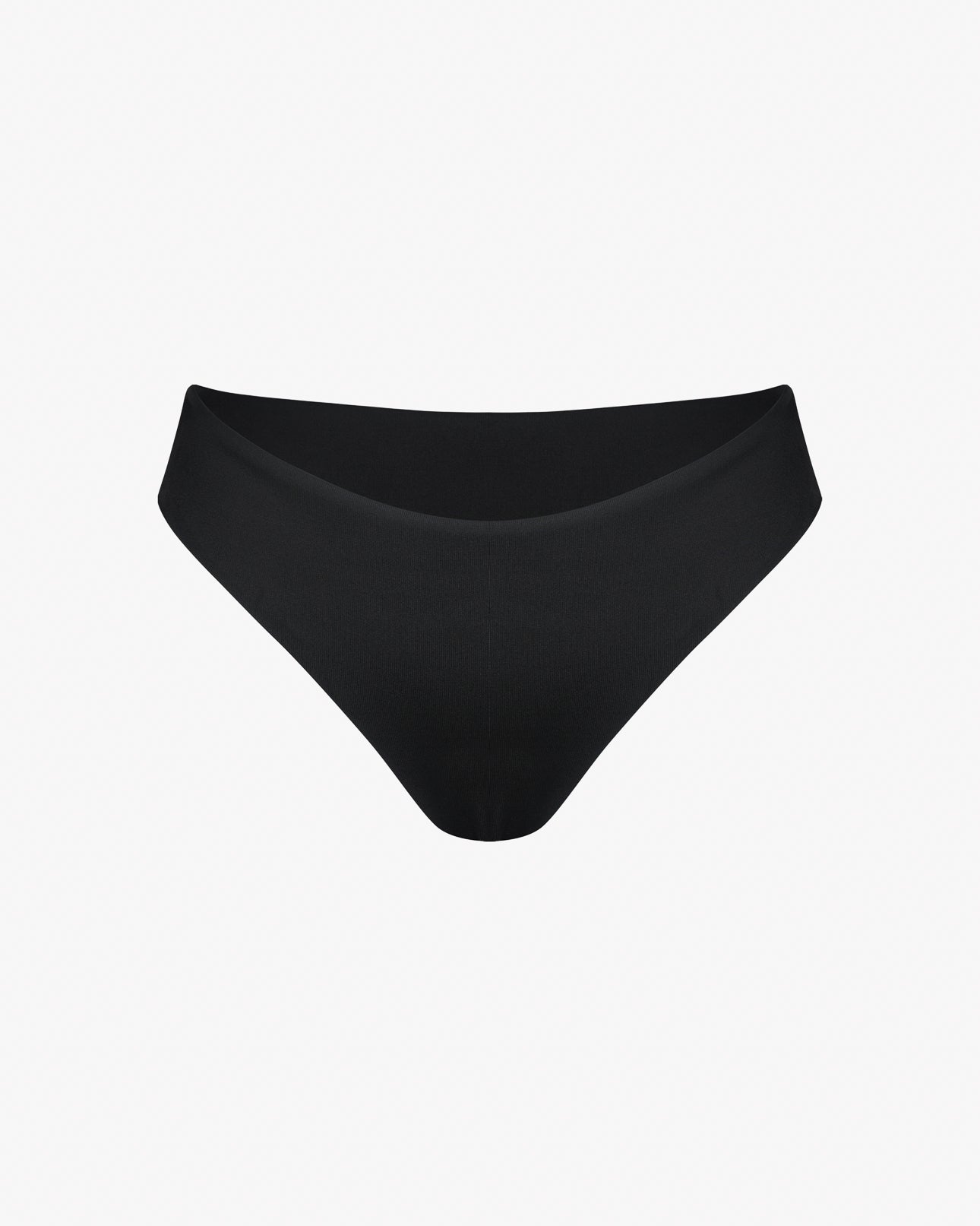 Die Luxe Bikini Hose von Main Design ist eine schwarze Bikinihose im brasilianischen Schnitt mit hohem Schnitt und nahtlosem Design vor einem schlichten weißen Hintergrund.