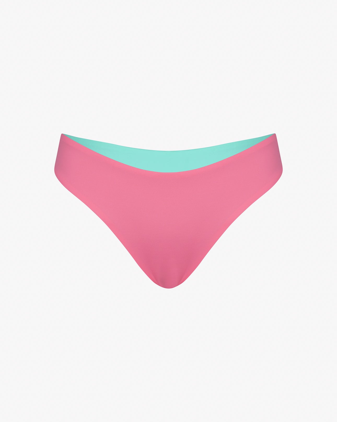 Die Luxe Bikini Hose von Main Design besteht aus einem Bikinihöschen im brasilianischen Schnitt in Pink mit einem aquamarinblauen Innenbund aus recycelten Materialien auf schlichtem weißem Hintergrund.