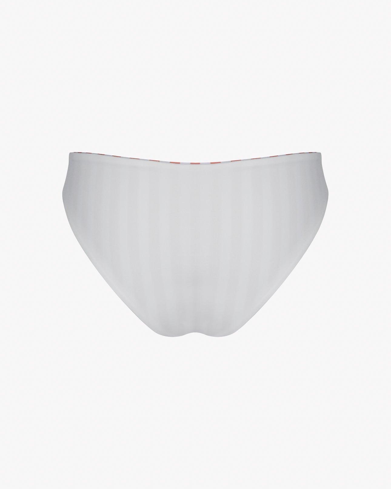 Die Main Design Luxe Bikinihose ist eine brasilianische Bikinihose mit hoher Taille in Weiß mit dezenten Streifen. Ihr minimalistisches Design und der glatte, leicht reflektierende Stoff sind aus nachhaltigen Materialien gefertigt und heben sich von einem schlichten weißen Hintergrund ab.