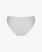 Die Main Design Luxe Bikinihose ist eine brasilianische Bikinihose mit hoher Taille in Weiß mit dezenten Streifen. Ihr minimalistisches Design und der glatte, leicht reflektierende Stoff sind aus nachhaltigen Materialien gefertigt und heben sich von einem schlichten weißen Hintergrund ab.