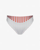 Die Luxe Bikinihose von Main Design hat einen taillierten brasilianischen Schnitt mit roten und weißen Streifen aus recycelten Materialien, präsentiert auf einem schlichten weißen Hintergrund.