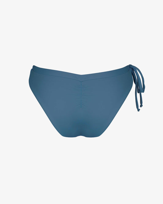 Ein Paar Blush Surf Bikini Hose von Main Design mit seitlichem Bindeband, geraffter Rückenmitte und verstellbarer Passform, dargestellt auf einem schlichten weißen Hintergrund.